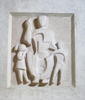 Un des deux hauts-reliefs créés par le sculpteur André Tommasini en 1970 en Comblanchien (pierre de Bourgogne).